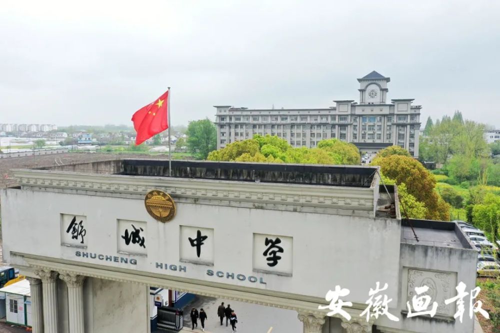 舒城中学百年名校:十年间近60人考入北大,清华