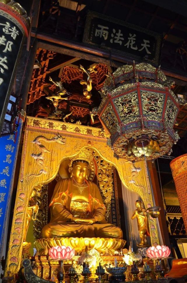 观音像慧济寺大悲殿位于普陀山最高处佛顶山上慧济禅寺最高的一座佛殿