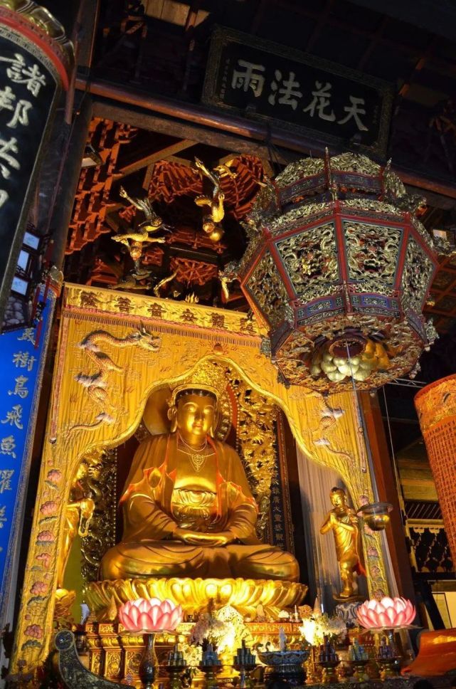 普陀山最高处佛顶山上慧济禅寺最高的一座佛殿为中国寺院建筑规格整体