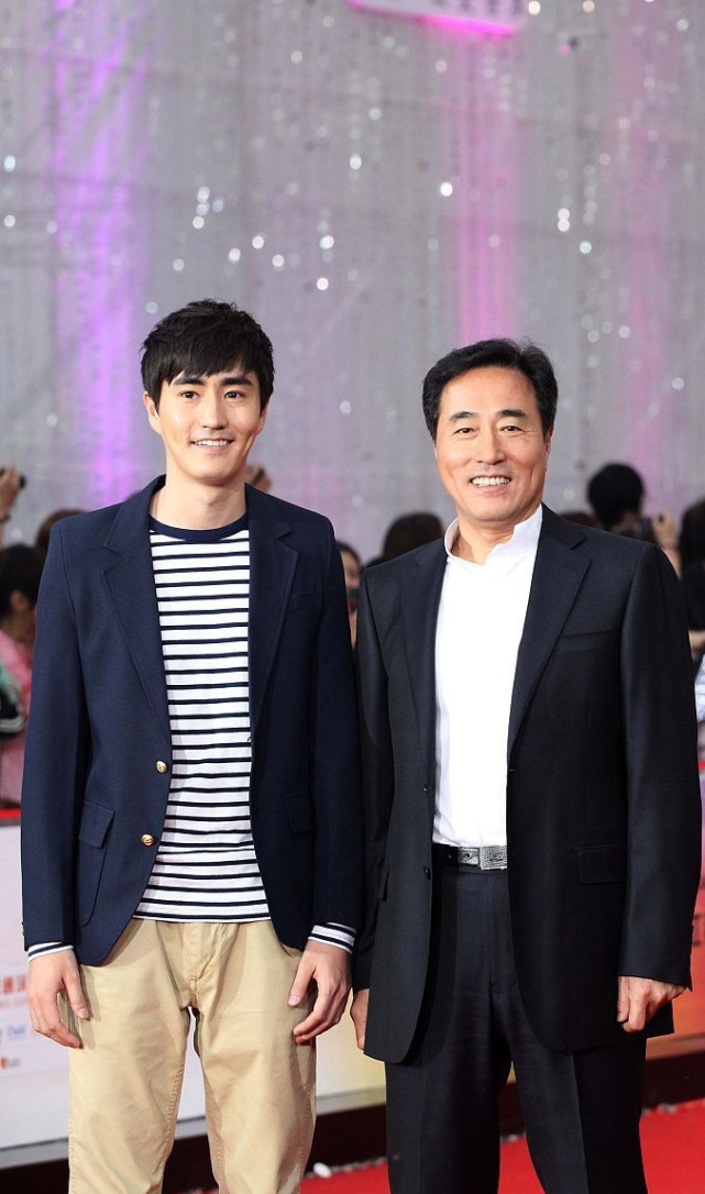 杨立新杨玏父子太朴实穿搭简约没架子低调风格有点亲民