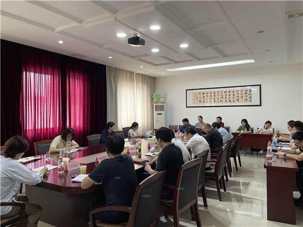 会上,袁舜玲副局长全面总结了我市今年以来进出口和跨境电商工作,分析