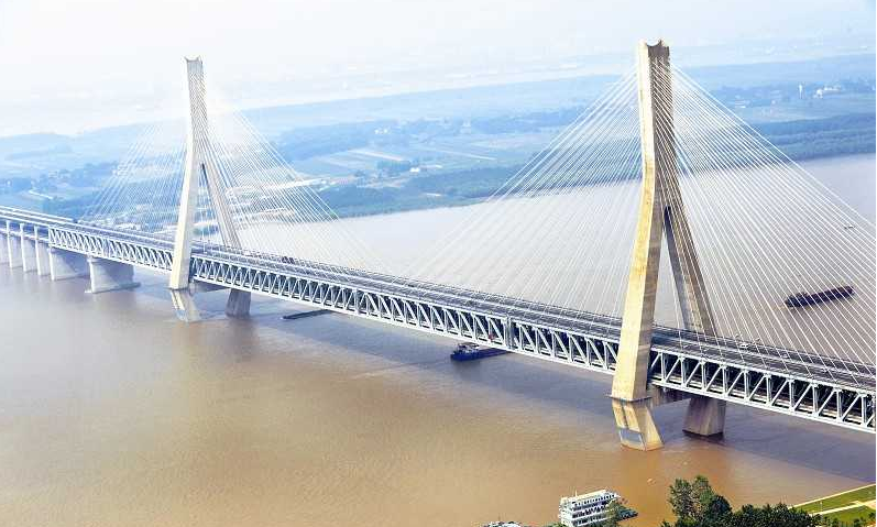 天兴洲长江大桥,世界最大的公铁两用桥,一天可通过260