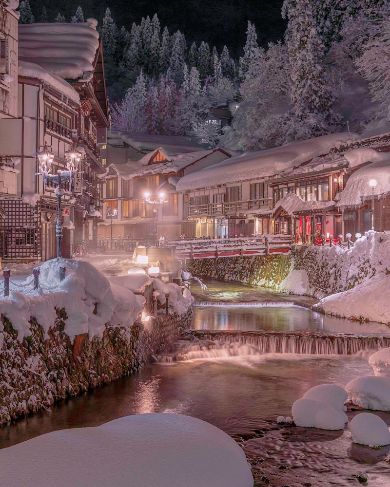 日本山形县有一处温泉名为银山温泉,它不同于寻常的那些温热泉水,只是