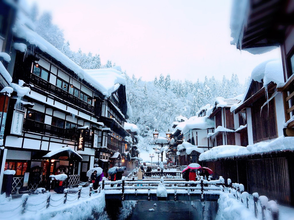 如童话小镇的银山温泉,以雪景为特色,美不胜收