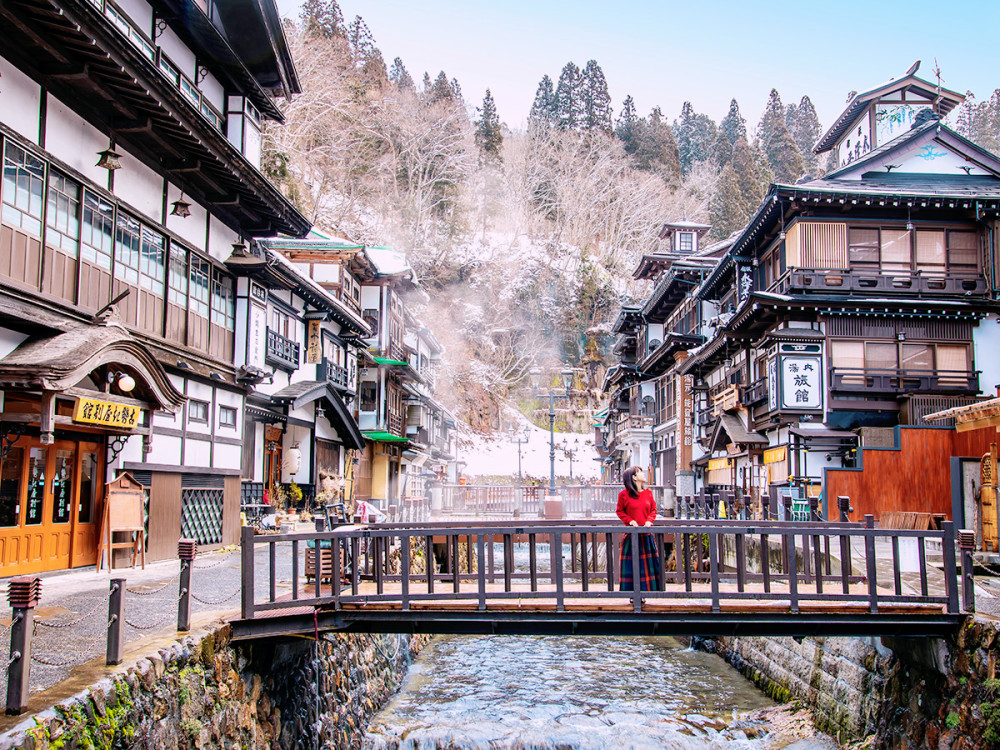 如童话小镇的银山温泉,以雪景为特色,美不胜收