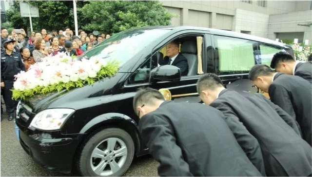 当"婚车"遇"出殡车",应该哪辆车先走?老一辈说出了答案