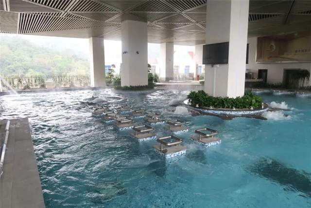 面向流溪河,四周层峦叠嶂,泡含氡苏打空中温泉,碧泉空中温泉