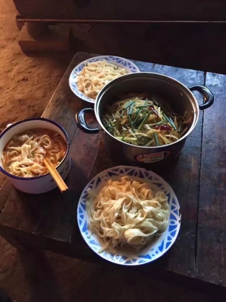 在我的印象中,没钱人吃饭,饭菜大多应该是清汤寡淡,以青菜为主.