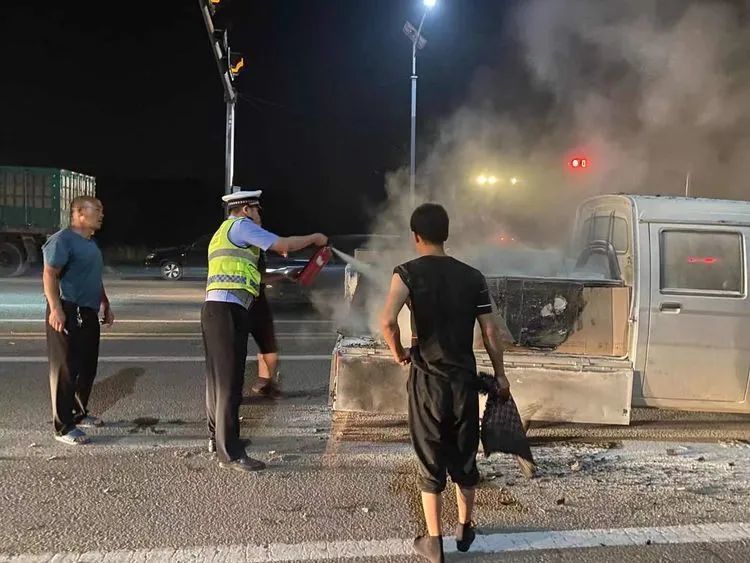 【元氏交警】车辆突发自燃 交警及时救助
