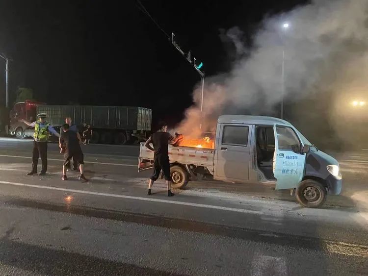 【元氏交警】车辆突发自燃 交警及时救助