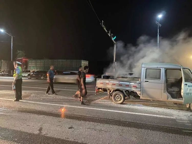 【元氏交警】车辆突发自燃 交警及时救助