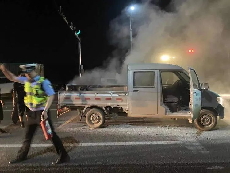 【元氏交警】车辆突发自燃 交警及时救助