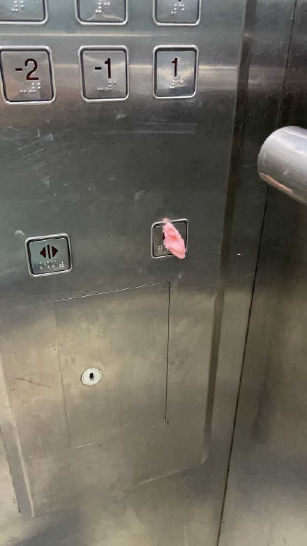 保定市秀兰尚城小区,乘坐电梯时发现电梯关门按钮被人