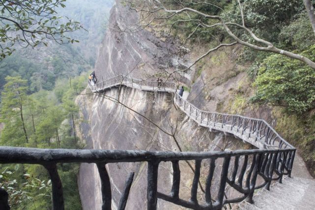 安徽一座在三县交汇处的山,负氧离子含量高,是国家级旅游区