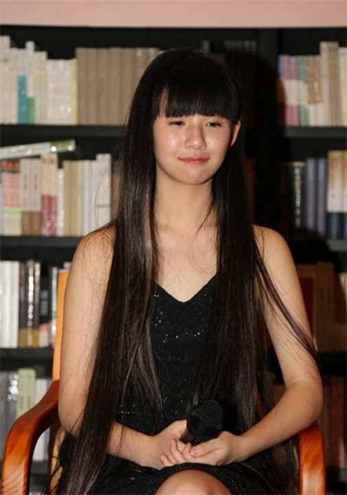 记得被杨丽萍带红的"小彩旗"?网友盼着她长大,如今22岁长这样
