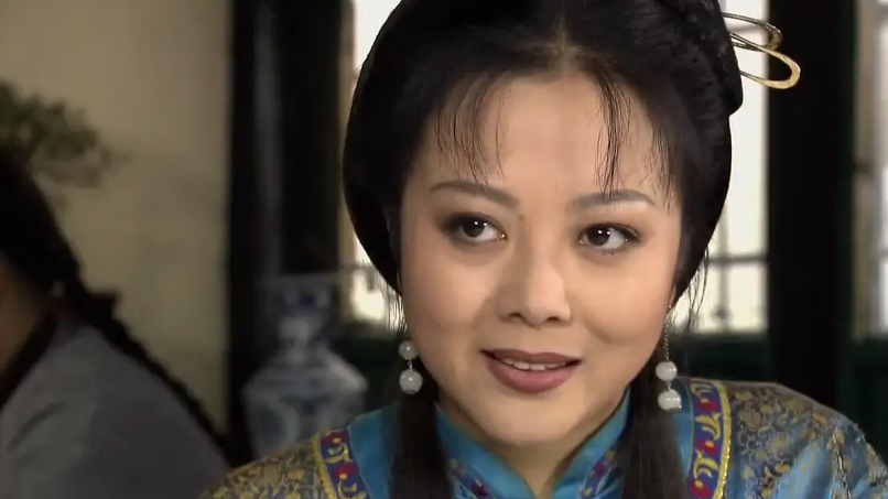 饰演该角色的演员梁丽,曾经在98版《水浒传》里演过的孙二娘,其长相