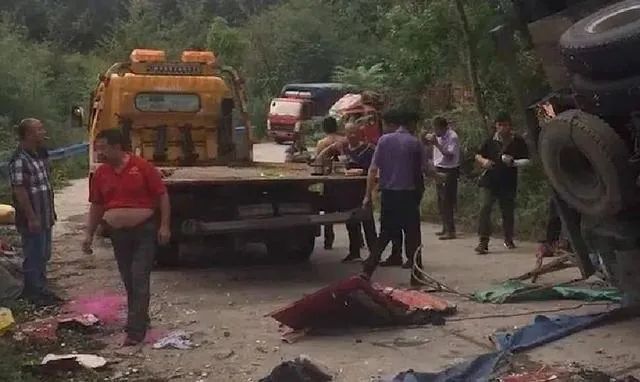 河南信阳货车侧翻致8死11伤事件:货车司机被判6年6个月,当地21人被追