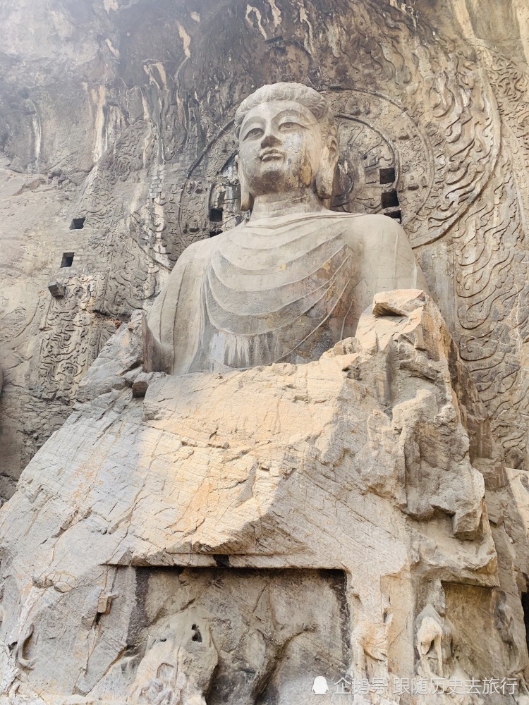 当年还是唐高宗皇后的武则天,为了雕刻大佛一下子捐出了两万贯的脂粉