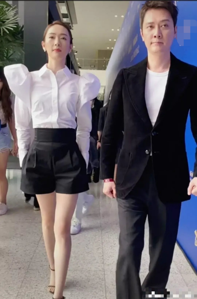 冯绍峰离婚后首次公开亮相,身形消瘦显疲惫,靠童瑶缓解冷场尴尬