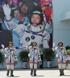 百年瞬间:神舟九号飞船发射成功