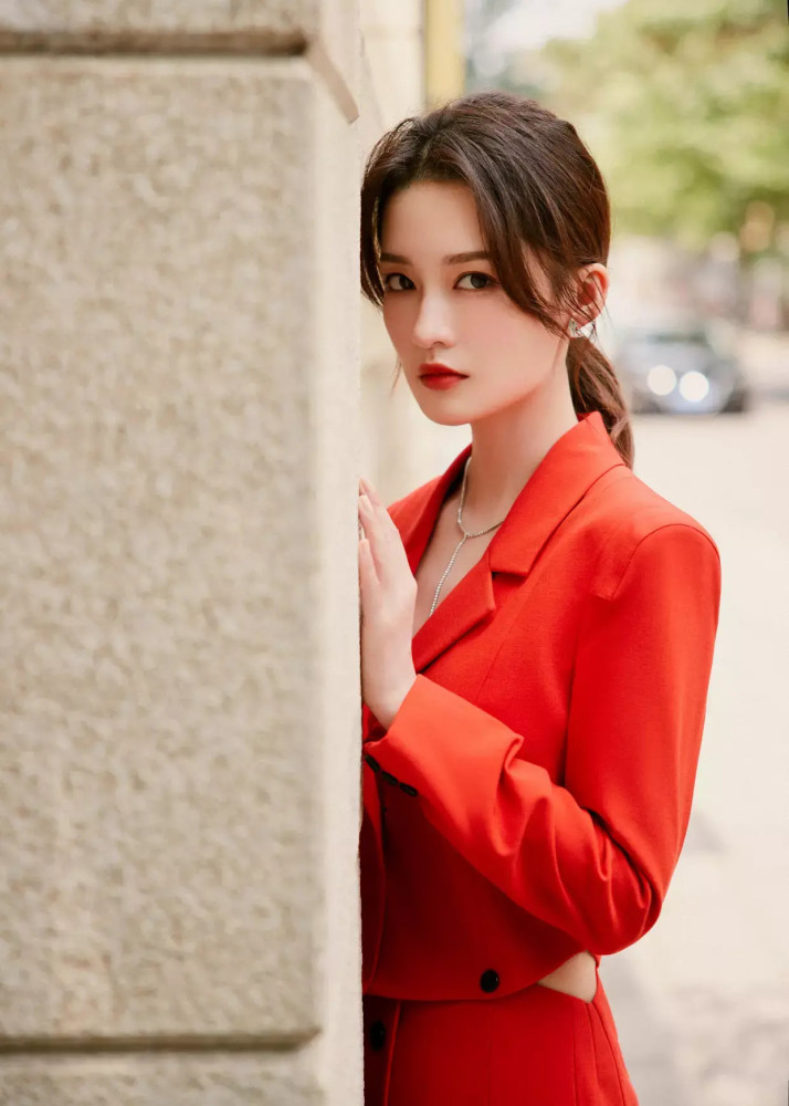 李沁一身红色职业装尽显妩媚动人,美丽典雅之美无可比拟!