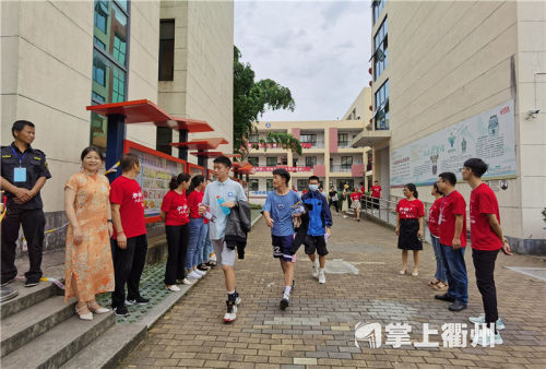 衢州市白云学校,学生们在进行最后的考前准备.