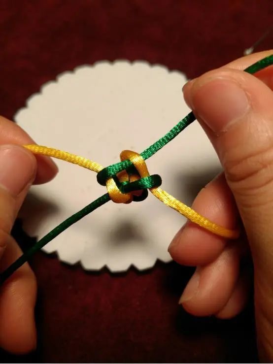 手工编绳,中国结之方形玉米结的编法,学会了做挂件好看!附教程