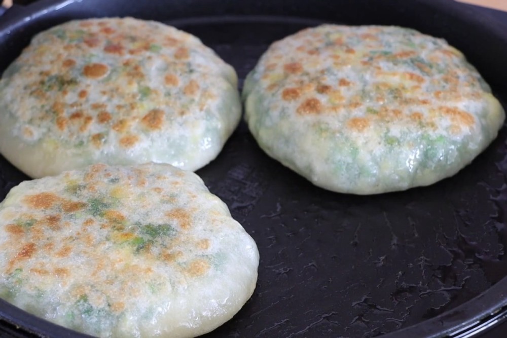 韭菜馅饼家庭做法,300克面粉做出10个美味大饼,小孩子很喜欢吃