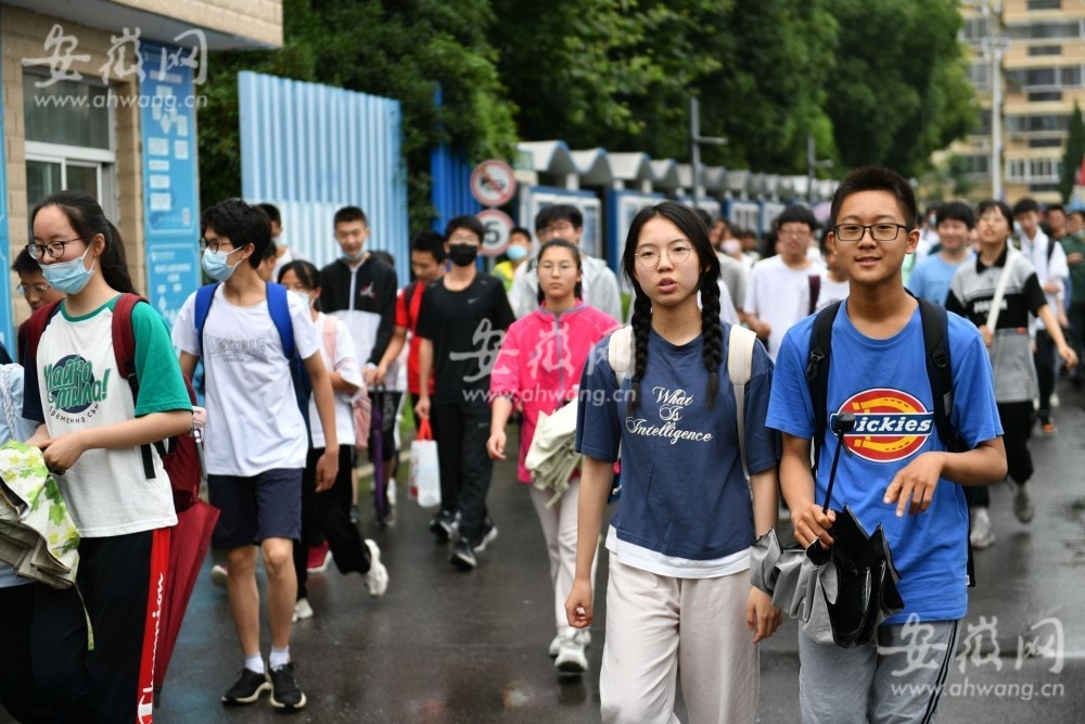 2021中考|多图记录考点外的温暖场景