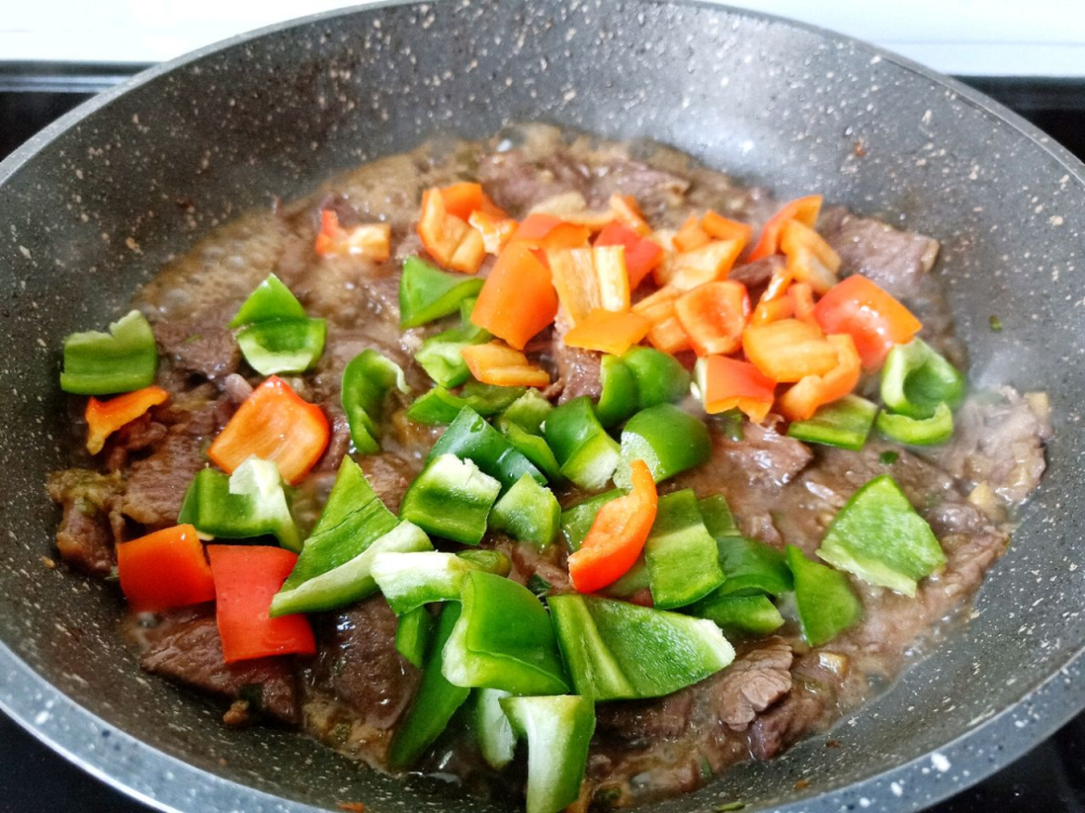 家常双椒炒牛肉,做法简单,牛肉鲜嫩可口,大人小孩都爱吃