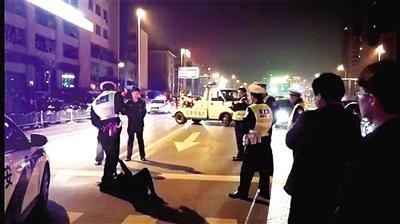 抱着交警腿不松手因妨碍警察执行公务被拘 为“掩护”涉酒驾男子逃走