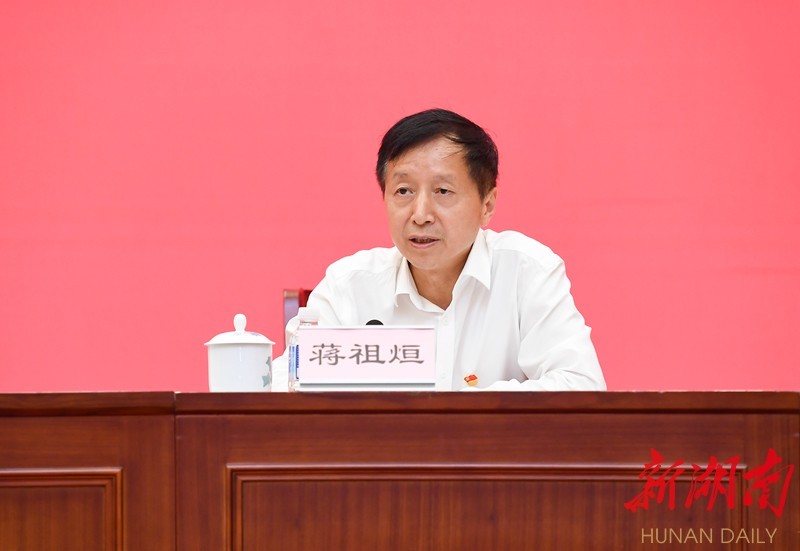 省委宣传部常务副部长蒋祖烜在回答记者的提问时,介绍了湖南"我为群众