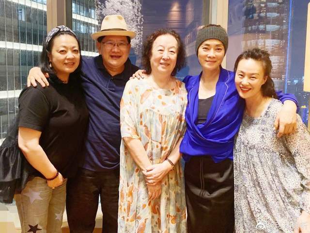 曝光照片中,从右到左分别是55岁演员邬君梅,58岁歌手毛阿敏,80岁演员