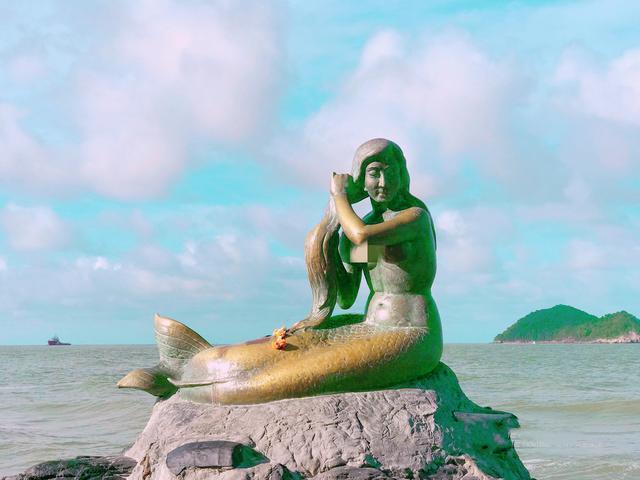不同于其他海滩的存在萨米拉的美人鱼雕像背后是一段爱情故事