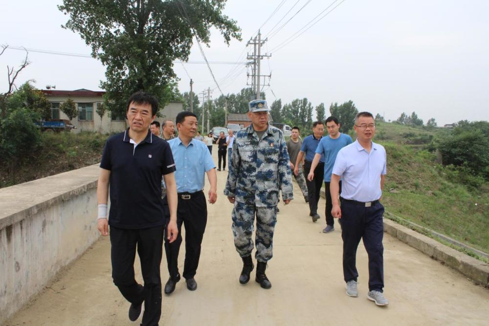 河南省南阳军分区司令员许言龄一行到方城县广阳镇调