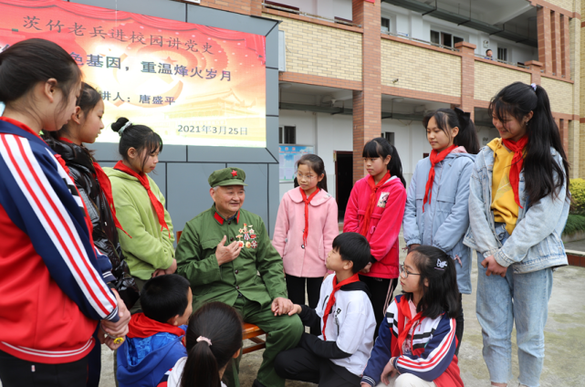 校园讲述自己教书育人的初心,老支书陈安阔回村社追忆开山建园的故事