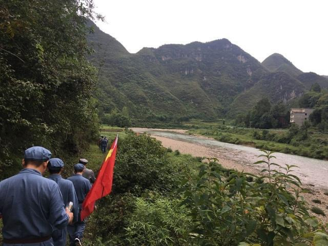 石阡县干部群众体验当年的红军步道(图片由受访者提供)