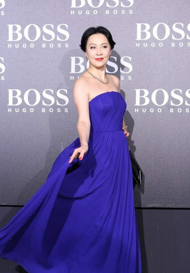 刘嘉玲虽是"奶奶"年纪,一袭宝蓝色抹胸礼服端庄稳重,身姿曼妙