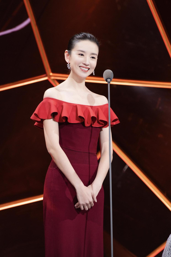 董洁又美出新高度,玫红色t恤搭配棕色长裤随性温柔,美