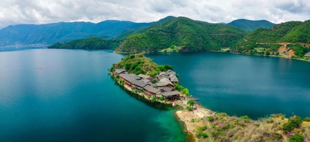 半岛三面环水,左右青山环抱,背靠格姆女神山,说是仙境也不夸张.