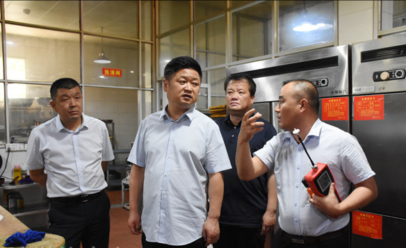 三原县副县长蒙小卫检查三原县餐饮门店油烟净化处理,工地大气污染