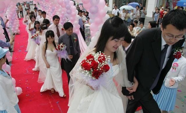 堂兄弟闹洞房扒掉新娘婚纱_河南闹洞房扒新娘衣服(3)