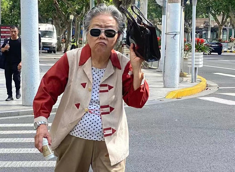 上海街头6,70岁的老奶奶穿搭,比小姑娘还时髦