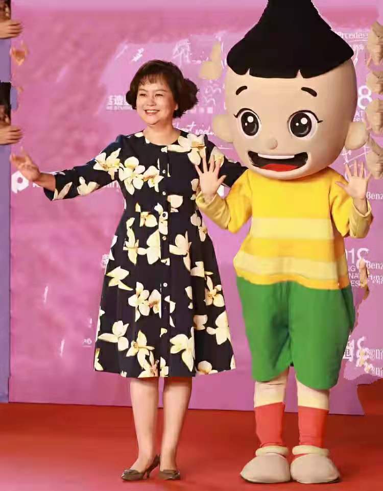 55岁鞠萍也发福,穿连衣裙留短发端庄文气,衣品真值得微胖妈妈学