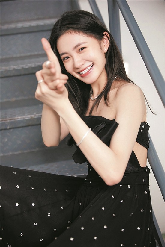 上影节红毯上,"00后"女演员崛起