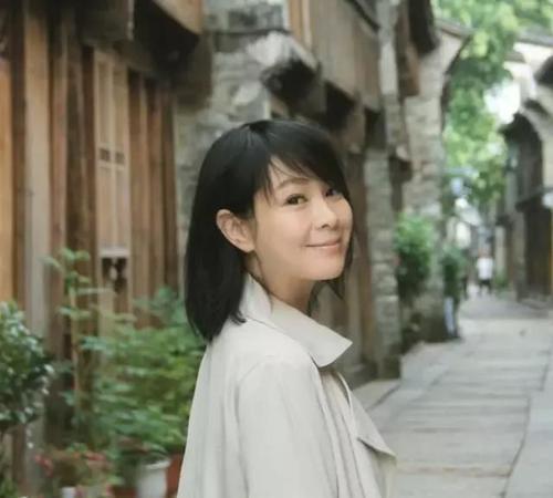听刘若英的歌曲,犹如喝一杯奶茶,甜而不腻,温暖又贴心.