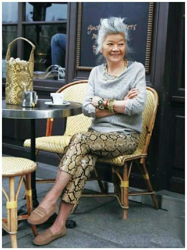 79岁奶奶好时髦,穿印花裙高贵洋气有气质,满头白发也不失时髦感