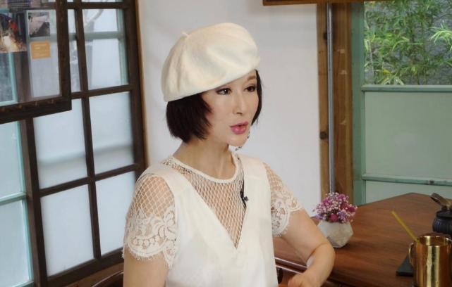 一代女皇潘迎紫至今单身,73岁少女人设反受欢迎,堪称冻龄女神