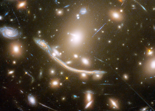 92亿光年外发现33亿光年长的宇宙巨弧,天文学家:不该