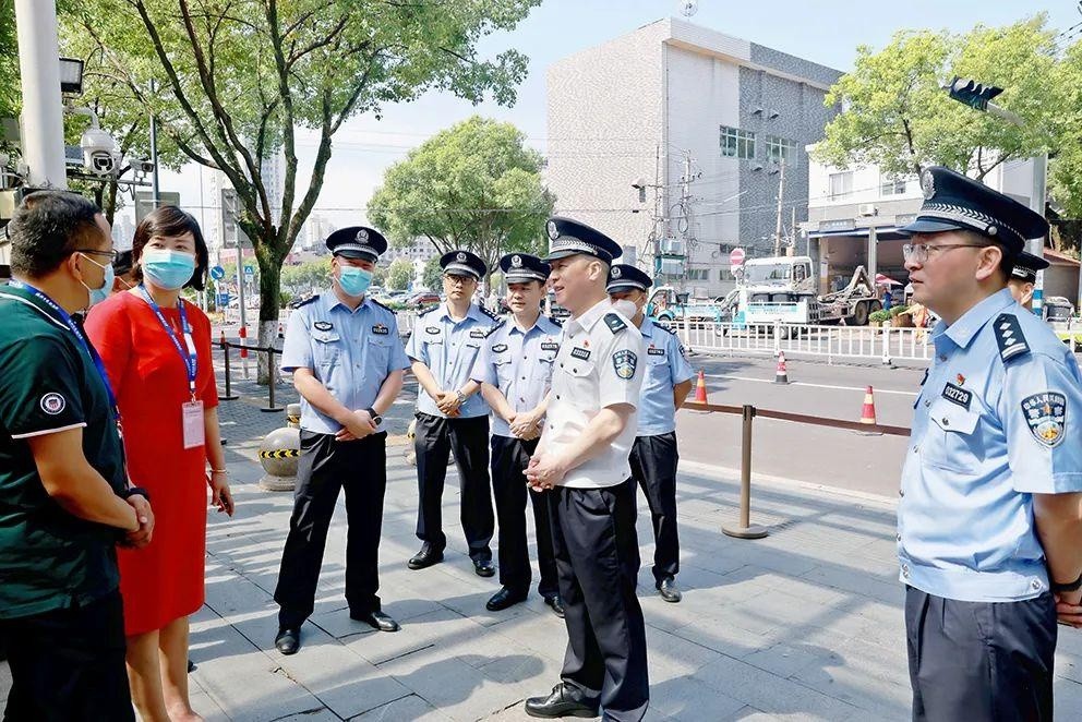 上午,鹿城区委常委,分局局长徐国林在局领导林孟闯,滕自立的陪同下